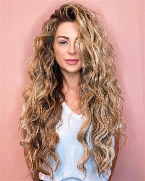 28 Most Flattering Long Hairstyles For Round Faces 2023 Trends Blonde Curly Hair Blonde