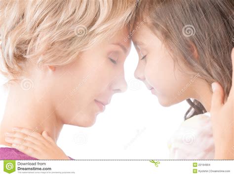 Madre E Hija Que Comparten Un Abrazo Foto De Archivo Imagen De