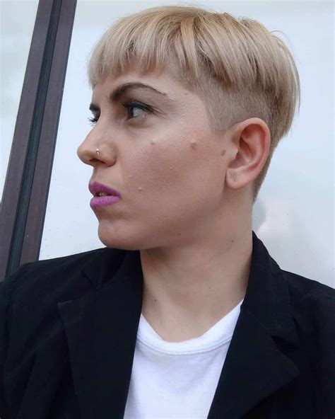 This super short haircut is a warm, soft, and very feminine look that empowers the woman who wears it. New Pixie And Bob Haircuts 2019 - Super Short Hairstyles ...