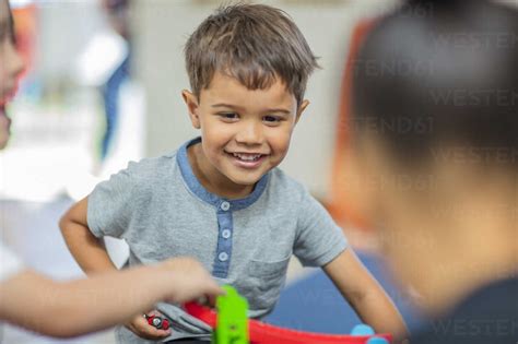 Glücklicher Junge Spielt Mit Anderen Kindern Im Kindergarten