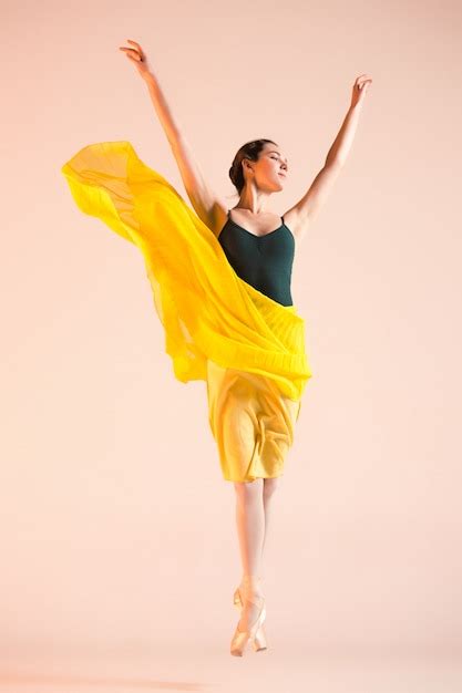 Jeune Et Incroyablement Belle Ballerine Danse Au Studio Photo Gratuite