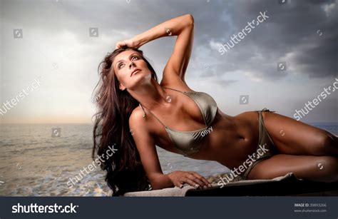 Sexy Girl Tanning On Beach ภาพสตอก 39893266 Shutterstock
