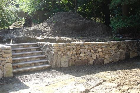 How to install natural stone retaining wall. Proper Retaining Wall Drainage Prolongs the Life of the Wall