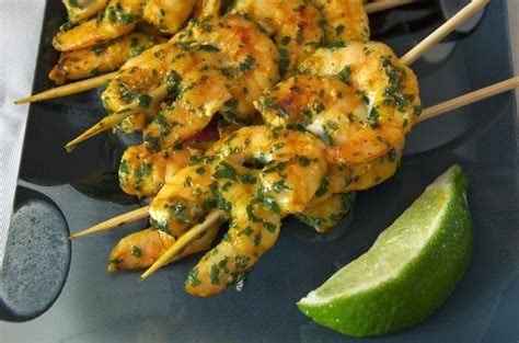 Les brochettes apéritives de crevettes au colombo