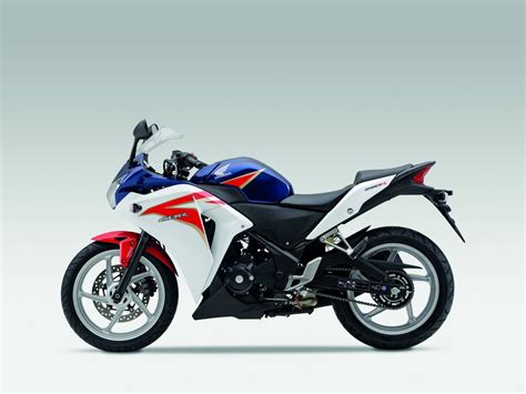 However, the recent bike appears more stylish and a little more upmarket owing to the introduction of the new colour schemes and advanced designer graphics on the bike's body. Honda MotorBikeSpecs.net Motorcycle Specification Database