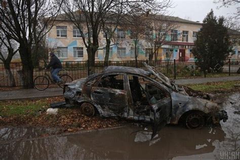 Спалені авто розбиті будинки і черги по гуманітарку як живе