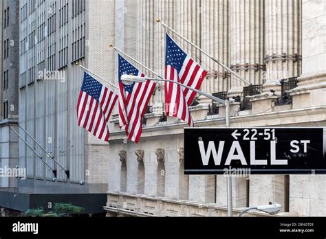 Wall Street In New York City Stock Photo Alamy