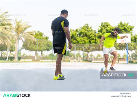 فريق من الاصدقاء العرب الخليجيين السعوديين يلعبون كرة القدم، ممارسة كرة