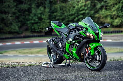 Yamaha let's go of the r1 for $17,399 for a slightly prouder checkout price versus the $16,099 sticker on the ninja, but not so much that it would make a difference to someone price shopping. 2016 Kawasaki Ninja ZX-10R Says Hi - autoevolution