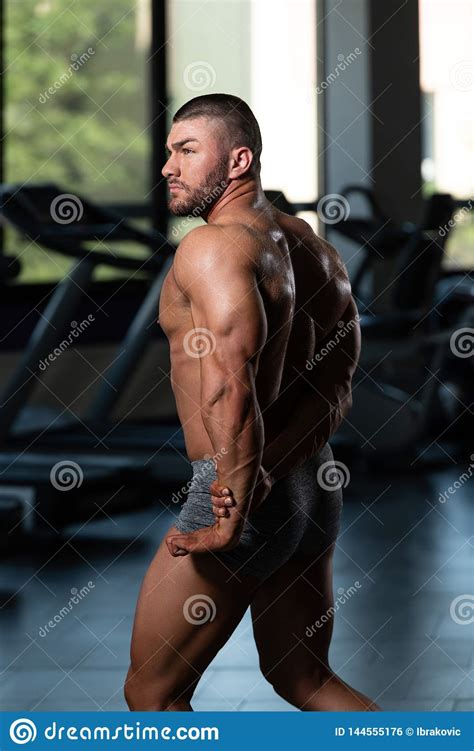 Ritratto Di Un Uomo Muscolare Di Forma Fisica Fotografia Stock Immagine Di Corpo Cassa