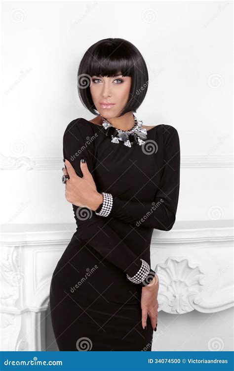 vogue stil modeskönhetkvinna i sexig svart klänning brunett arkivfoto bild av skönhet