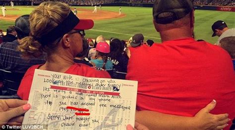 Atlanta Braves Fan Delana Hinson Hands Man A Note Telling Him His Wife