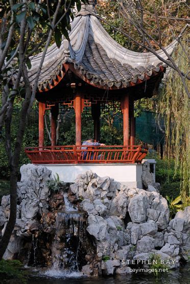 Photo Pagoda On A Pond At The Kowloon Walled City Park Hong Kong