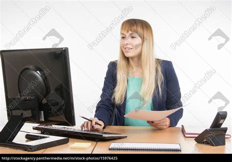 glückliche geschäftsfrau blick auf den computer die stockfoto 15976425 bildagentur panthermedia