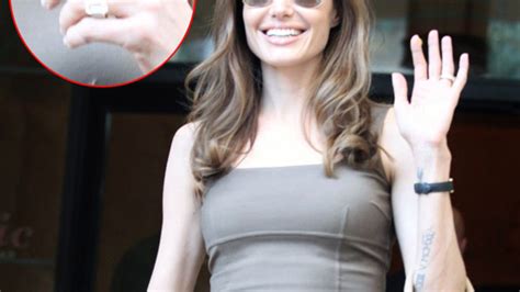 Angelina Jolie Zeigt Ihren Verlobungsring Fotos Stars24