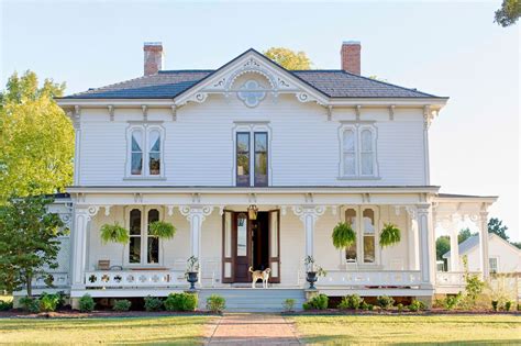 Via Farmhouse Touches Farmhouse Inspired Living Farmhouses Home And Garden Historic