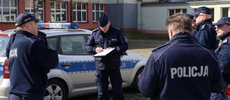 Godzina policyjna jest powszechnym elementem kontroli stosowanym w stanie wojennym , chociaż może być wprowadzona także ze względów bezpieczeństwa publicznego w przypadku katastrofy. Godzina policyjna w Sylwestra nie tylko w Polsce. Jakie obostrzenia w święta na świecie ...