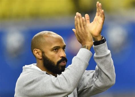 Thierry Henry Thề Bỏ Mạng Xã Hội để Chống Nạn Phân Biệt Chủng Tộc Bên