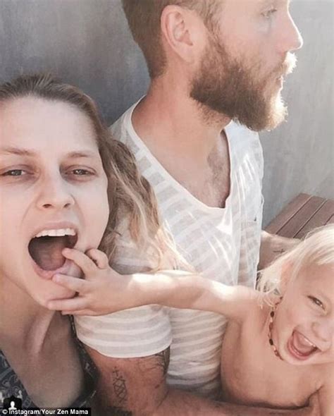 Teresa Palmer Proudly Posts Breastfeeding Photo After Facing Criticism Daily Mail Online