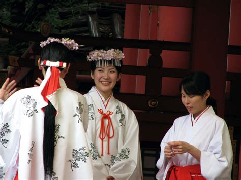 Jal Flight Attendants Now Serving As Shinto Shrine Maidens Live And