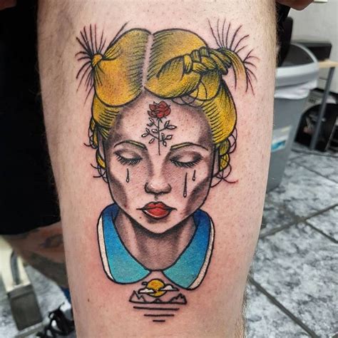 A Woman S Face Has Been Drawn On The Side Of Her Leg And It Is