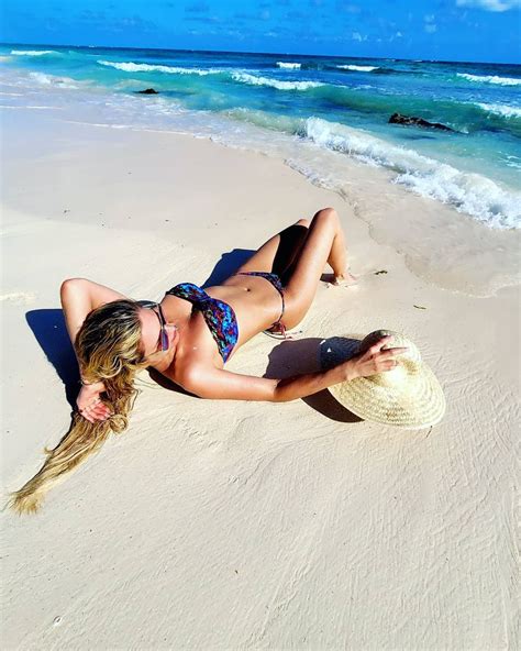 De biquíni fio dental Lívia Andrade ostenta corpão e exibe bumbum avantajado em fotos na praia