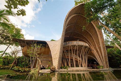 Arquitectos Combinan Bambú Con Tierra Apisonada En El Diseño De Un