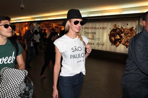 Top Candice Swanepoel Aterrissa No Brasil