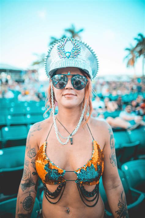 Palmen Nackte Haut Und Edm Sommer Fotos Vom Ultra Music Festival In