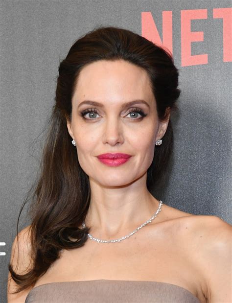 Angelina Jolie Pink Lipstick Beauty Lookbook Stylebistro