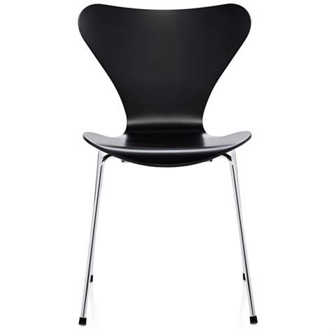 These butterfly chairs are made out of laminated, moulded, sliced veneer and are available in various veneer types: Stuhl 3107 (Serie 7™) von Fritz Hansen