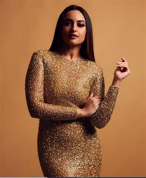 Sonakshi Sinha Looked Stunning In A Golden Shimmer Dress At Vogue Beauty Awards 2018 The Daily