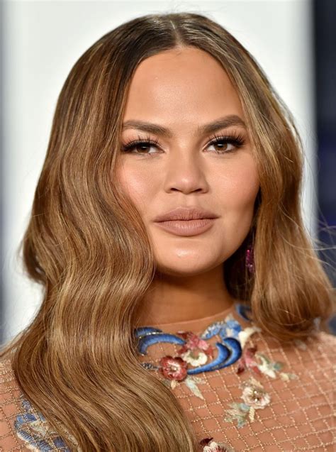 chrissy teigen at the 2019 vanity fair oscars party honey blonde hair chrissy teigen hair