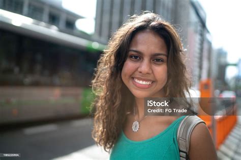 Potret Seorang Gadis Remaja Yang Bahagia Foto Stok Unduh Gambar Sekarang Remaja Umur