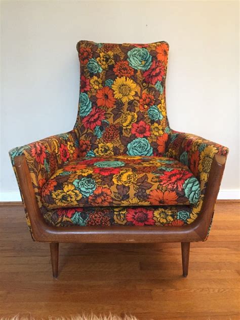 The wood is in very good vintage condition. Vintage Mid-Century Flower Print Arm Chair in the style of ...