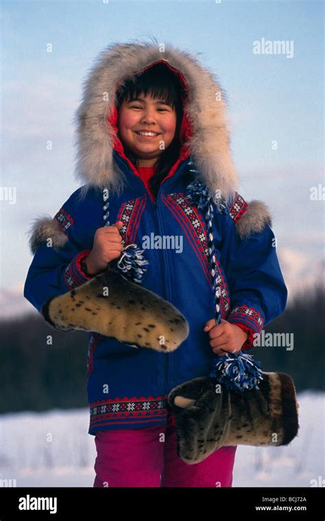 Nativo De Alaska Yupik Chica Con Vestimenta Tradicional Parka Ak