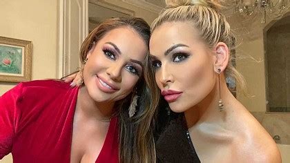 Natalya Y Su Hermana Sorprenden A Los Fans Con Una Foto Muy Sensual Solowrestling