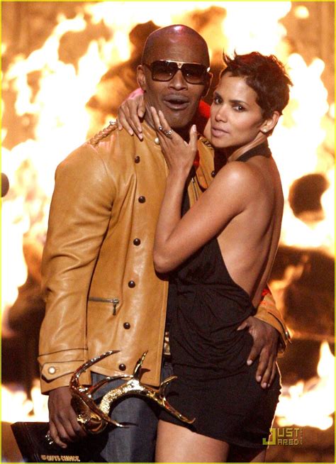 Halle Berry Jamie Foxx Kissing Commotion Photo Halle