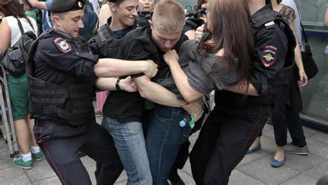 Russian Anti Gay Bill Passes Protesters Detained Cbs News