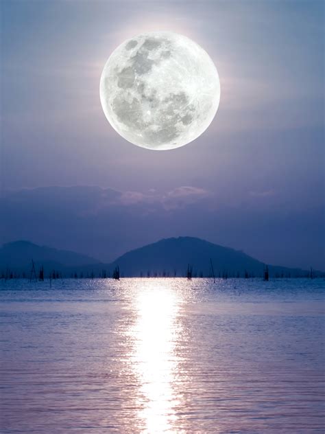 Скачать картинку Полная Луна над озером бесплатно