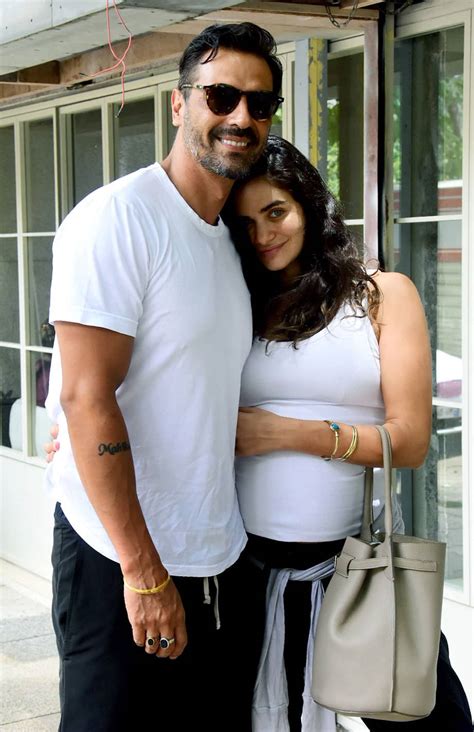Photo Gallery Arjun Rampal Preggers Girlfriend Gabriella Demeteriades Pose For Paps News