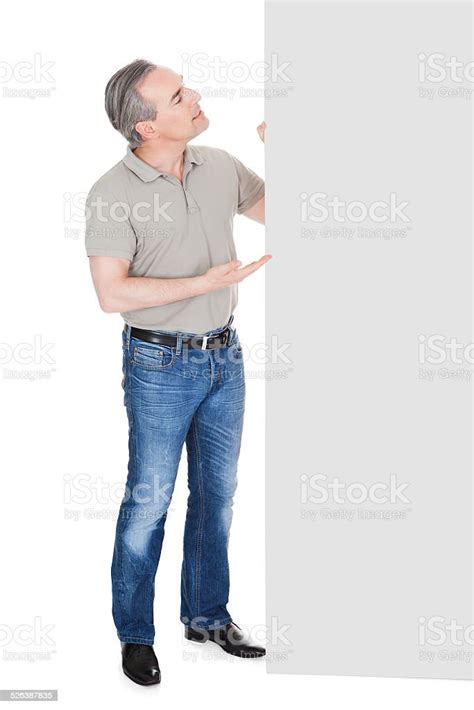 행복함 중년 남자 입석 미진 플래카드 성년 남자에 대한 스톡 사진 및 기타 이미지 성년 남자 쥠 플래카드 Istock