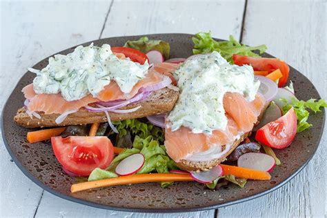 Broodje Gerookte Zalm En Komkommer Roomkaas Ohmydish