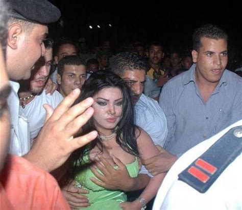 Populer Singer Haifa Wehbe Boobs Pressed In Public By Her Bodyguard