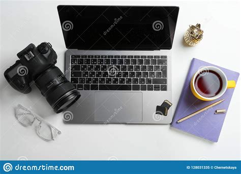 Fotograf ` S Arbeitsplatz Mit Laptop Und Kamera Auf Tabelle Stockbild