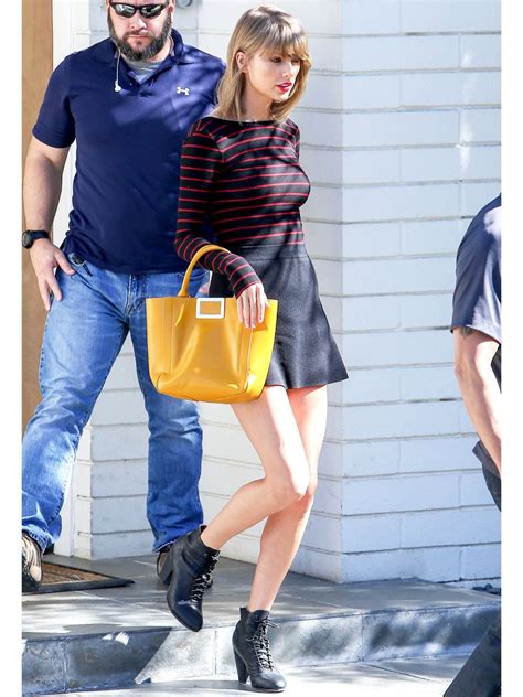 春を呼ぶ！ テイラー・スウィフトの最新バッグは「ロジェ ヴィヴィエ」 Taylor Swift Style Taylor Swift Dress Fashion