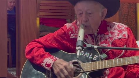 95 Year Old Lounge Singer Wows Crowds In Loveland Youtube