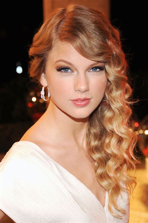 At The Bmi Country Awards Swift Keeps It All To The Side Hairstyles 2011