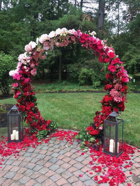 A Pretty Floral Wedding Arch Destinationweddingideas Wedding Decorations Wedding Flowers