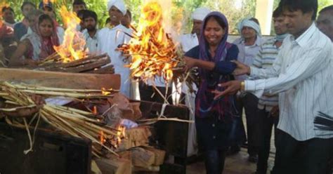 These Women Break Stereotypes As They Carry Their Father To Funeral Pyre